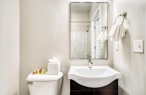 CozySuites Music Row Spacious 2BR with free parking 46 - Foto 26