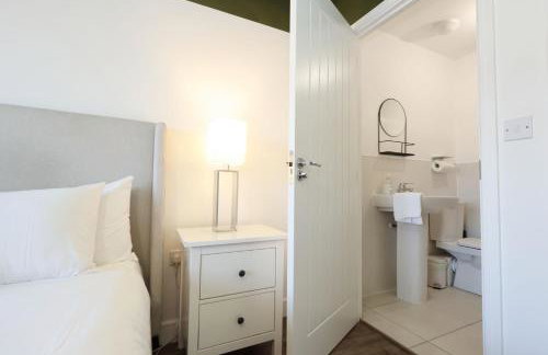 Contractor 4 Bed 3 Bath House Near Airport Parking Barry Island with Parking - Foto 42