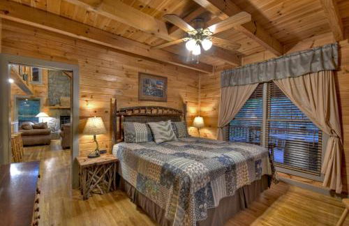 K6 Lodge Gather around the firepit soak in the hot tub and splash in the creek - Foto 18