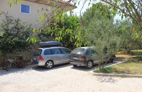 Seaside apartments with a swimming pool Ugljan - 829 - Foto 14