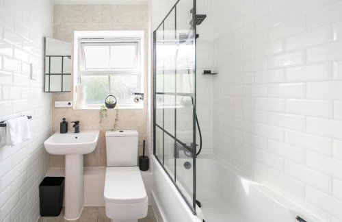 5 Min to Heathrow & Uxbridge Station with Parking - Photo 8