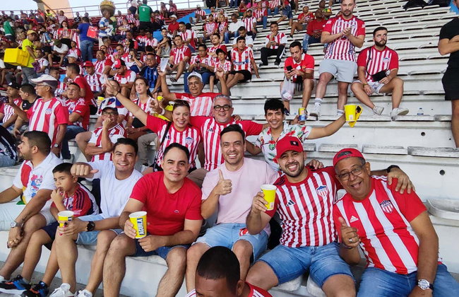 Match de football à Barranquilla avec des supporters locaux - Photo 9