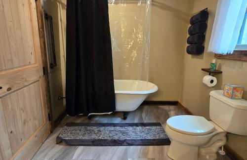 Couples Getaway Cabin with a Loft - Firepit - Creek - Foto 20