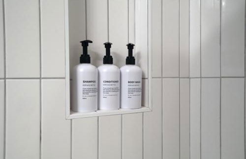 Stunning Waterfront 3BR Retreat - Perfect Getaway - Foto 49