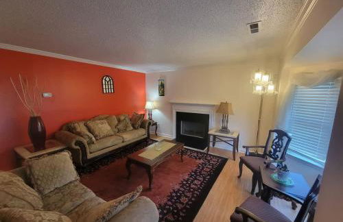 Great 4BR Home Near Emerald Pointe & Downtown - Foto 66