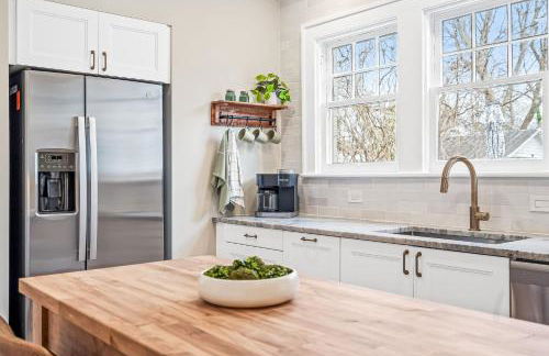 Luxurious Retreat in Historic Downtown Burlington Downstairs Only - Foto 38