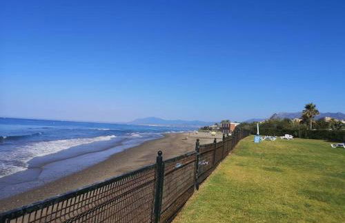 Modern apartment with pool on the beachfront in Marbella by SharingCo - Photo 26