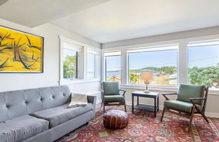 Private Beach Access + Water Views! Sleeps 18, Historic 6bdr Farmhouse w/ Deck - Foto 78