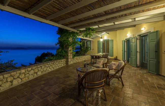 Electra Beachfront Villa - Photo 32