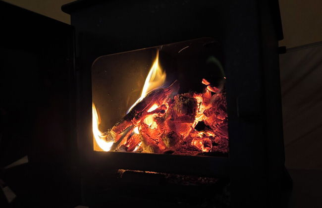 Cozy Winter Hot Tent With Log Burner, Tv & Hot tub - Foto 10