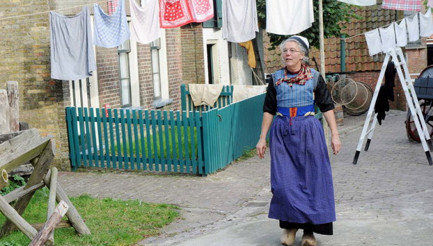 Entrada al Museo Zuiderzee - Foto 4, Una mujer representando la vida tradicional holandesa