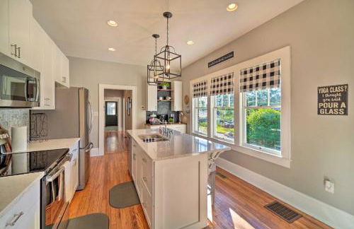 Modern, Sun-Lit Retreat with Fire Pit and Yard! - Foto 10