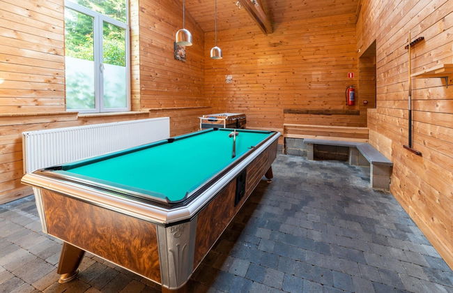 Mansion With Pool & Bar - Photo 24