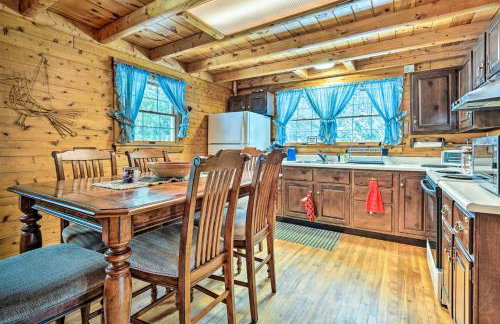 Andover Cabin Retreat with Hot Tub and Fireplace! - Foto 8