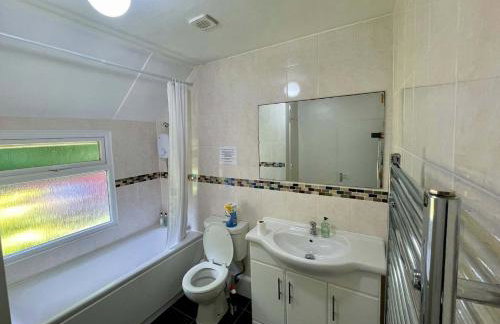 Waterside Cottage - Sleeps 11 on Grand Union Canal - Photo 18