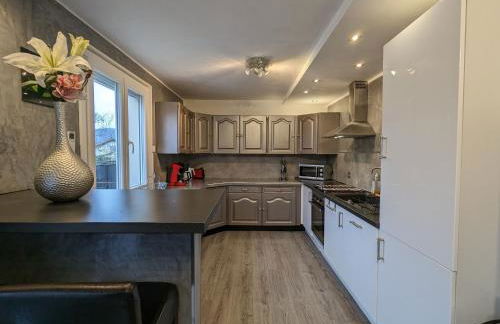 Chalet spacieux avec sauna, spa et baby-foot, proche stations de ski - FR-1-589-671 - Foto 11