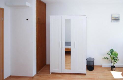 ALFA Apartment Stuttgart Mitte 2 Zimmer City-Lage Berliner Platz Balkon Netflix Küche WM l 2BR 5 Beds 6 People l Fully equipped Kitchen & Bathroom - Foto 18