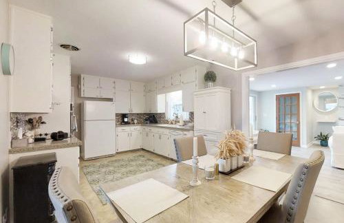 Beach house & backyard oasis with private pool - short walk to beach - Foto 9