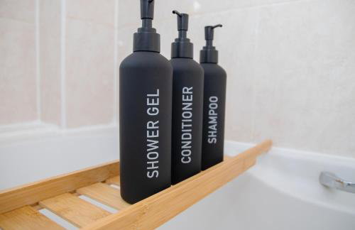 3x Bed Elegant House with Private Parking - Photo 10