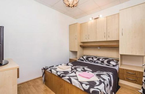 1 Bedroom Nice Apartment In Dinjiska - Foto 15