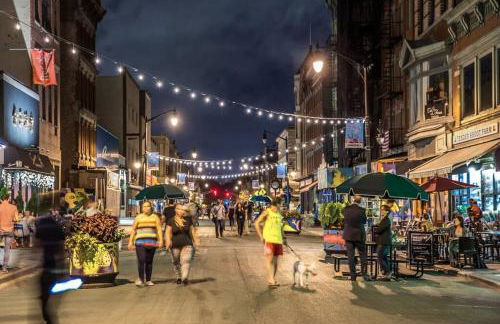 1850s historic Row House 7min train to NYC with private backyard - Foto 47