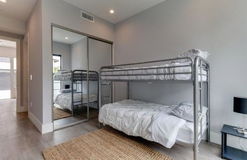 Luxury Modern 4 Bedroom 4 Bathroom Home with Rooftop Deck #4 - Foto 12
