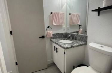 Entire Modern House with King bed & 65inTV - Foto 24