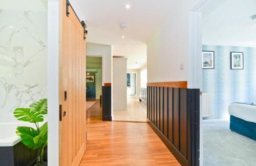 Adgestone Villa - A Luxurious Countryside Escape with Heated Pool, Near Sandown Beach, Dog Friendly in Rural Sandown - Perfect Getaway for Family & Friends - Photo 37