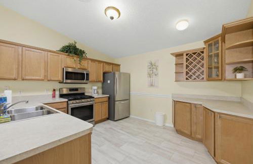 Cozy 2BR Mins to Lake Sumter Landing and Brownwood Paddock Square with BBQ, Workspace, Murphy Bed - Foto 14