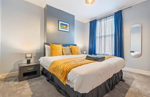 Modern 2 bed home - sleeps 5 - free parkng - Photo 1