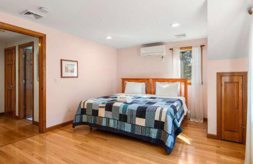 Spacious Home with Direct Pond Access! - Foto 26