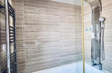 Luxury 5BR Stay With City Access - Photo 48