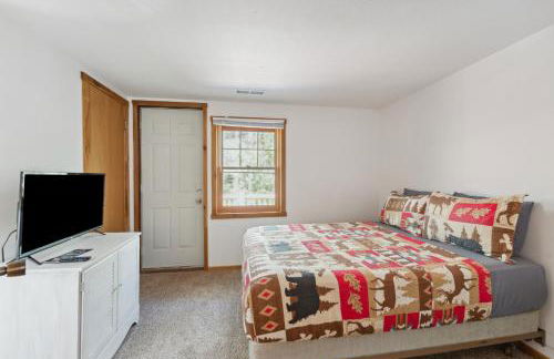 8BR 5BA Huge Dog Friendly Log Cabin near Wisconsin Dells and Lake sleeps 25plus - Foto 20