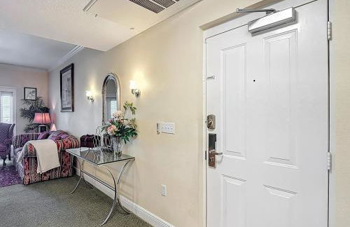 3-BR Condo with Dreamy Balcony Views, Walk to Pool - Foto 13