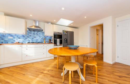Cosy 3 Bedroom House near River Thames - Pass the Keys - Photo 15
