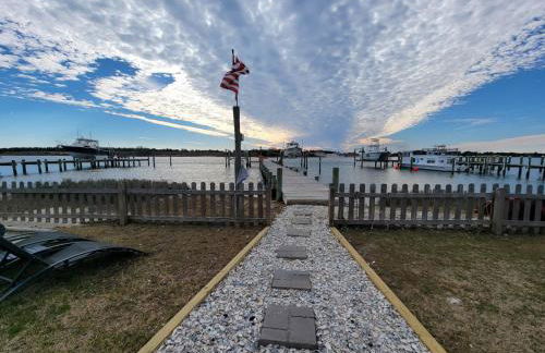 Dock House, Close to Camp Lejeune, water access, DOCK, king bed - Foto 36