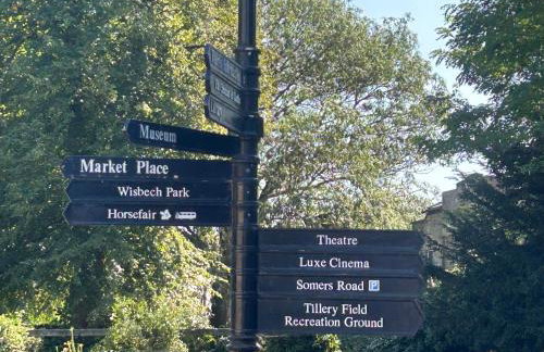 Park View is a beautiful whole entire house close to town centre, sleeps 8 in 4 rooms, 2 doubles and 4 single beds with 2 shower rooms, available for holidays, insurance stays, trades people, contractors, pets welcome - Foto 31