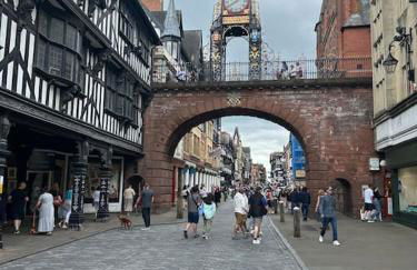 Superb City Centre apt with parking - Photo 19