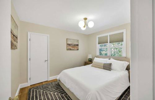 1 Story Family Home Half Mile to Beach with Patio , Grill, Office with Twin Beds, Peaceful Wooded Setting, Spacious Driveway, Garden Views, Walk to Shore, Perfect Cape Cod Getaway for Families - Foto 37