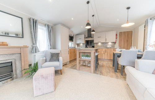 Tastefully decorated lodge on popular holiday park, easy access to Lakes and Dales and free parking - Foto 6