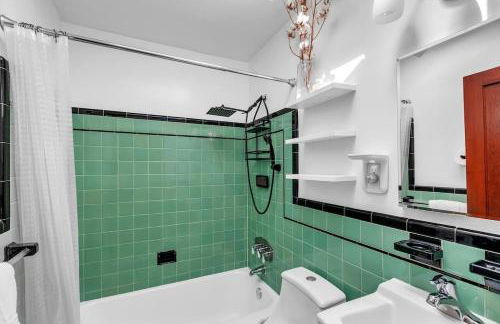 Sojourn Old Town Perfection with Fire Pit and Parking - Foto 17