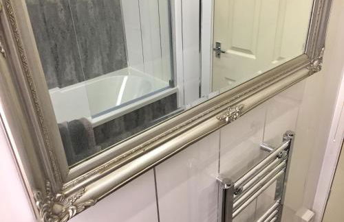 RIVER CLYDE VIEWS - PRIVATE & SPACIOUS APARTMENT - Photo 29