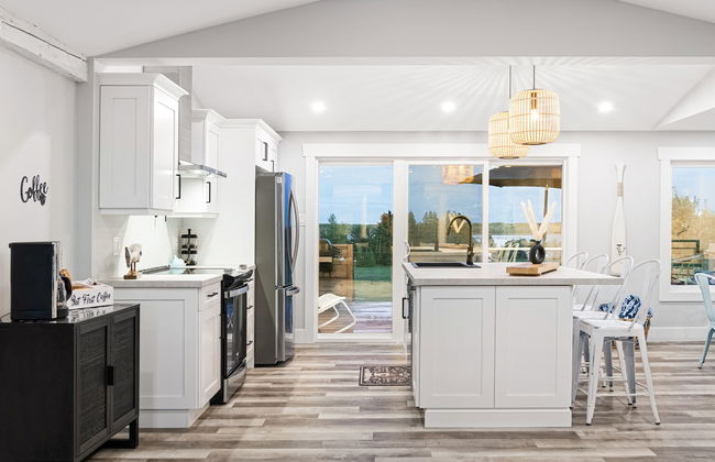 Cozy and Modern Oceanview Cottage With hot Tub - Photo 3