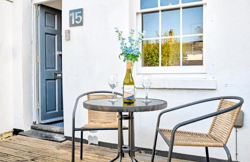 Central Canterbury Gem New Refreshed Decor Sunny Deck Outdoor Furniture FREE Parking 2BR 2BA TOP Location - Foto 49