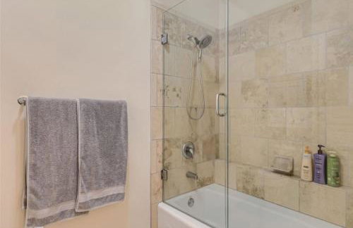 Captivating 4BR Haven with Park View near DT - Foto 14