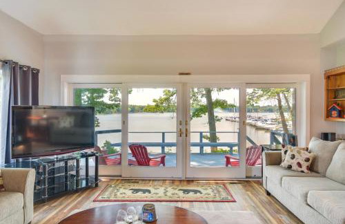 Waterfront Getaway on Sodus Bay Prime Location! - Foto 7