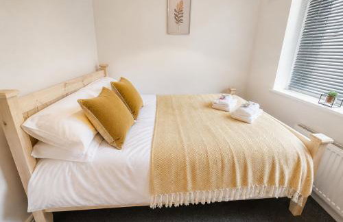 Large Home - Free Parking-WiFi By Hinkley Homes Short Lets & Serviced Accommodation - Photo 6