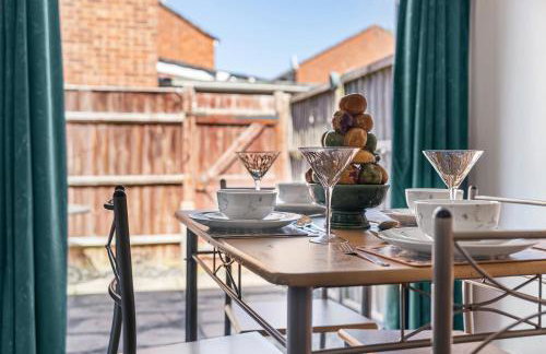 Cozy 3 bedroom house with free parking and near hospital - Foto 7