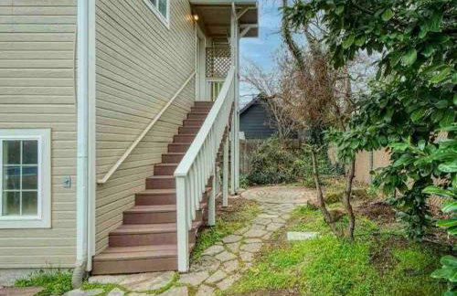 Medford Home And 2 Condos With Pool - Photo 31