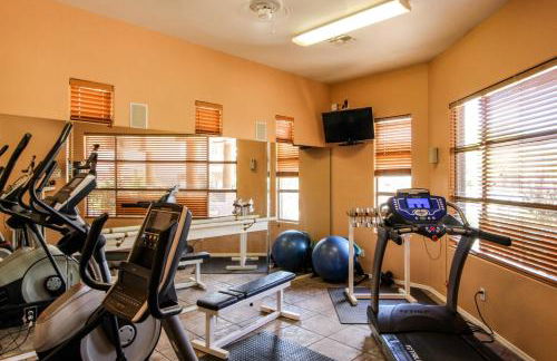 Dog-friendly condo with high-speed WiFi, heated outdoor pool & hot tub - Foto 28